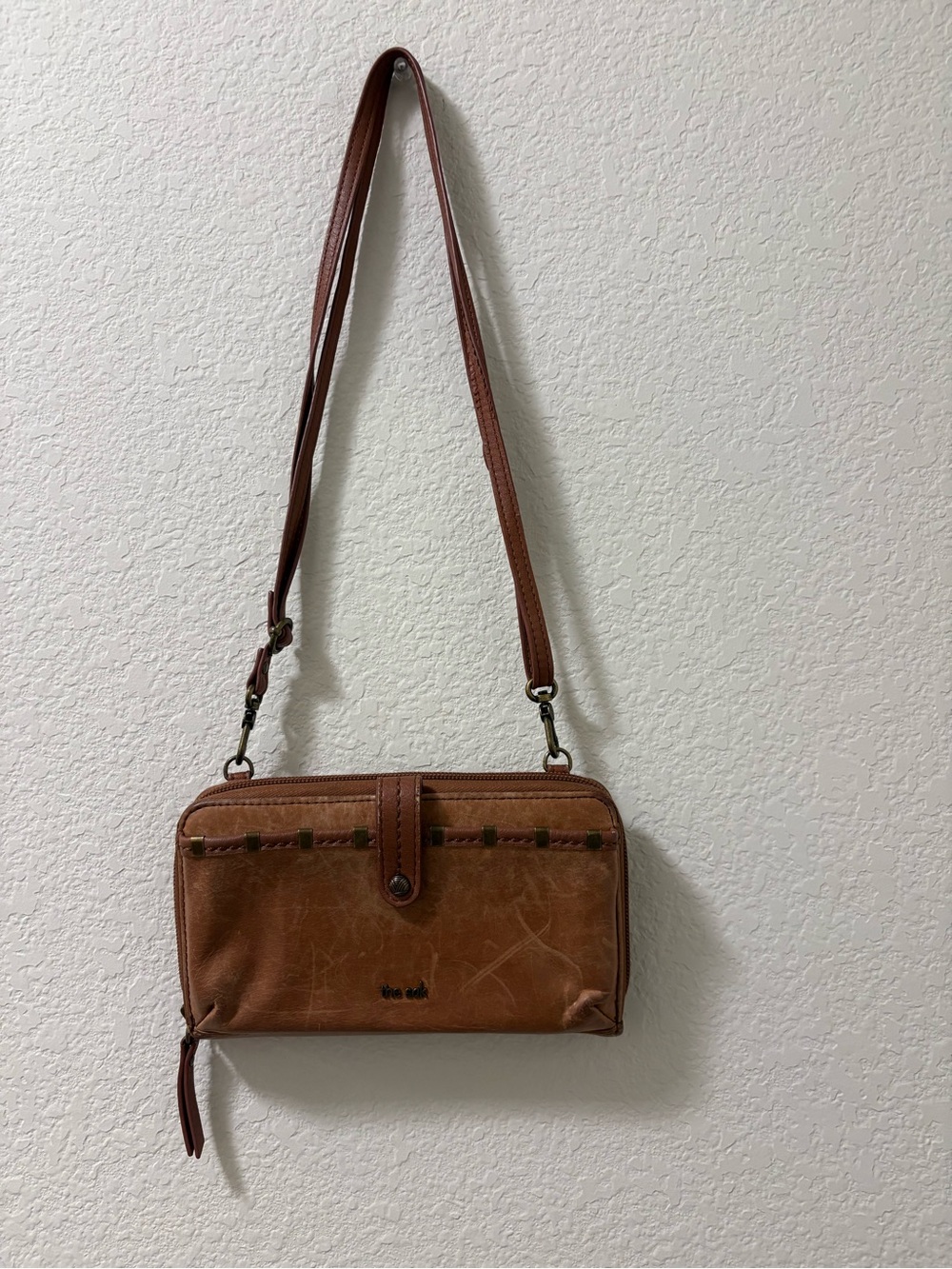 The Sak Tan Brown Iris Leather smartphone Crossbody purse. Preowned.